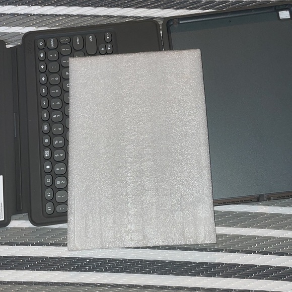 ZAGG IPad Case - Picture 4 of 6